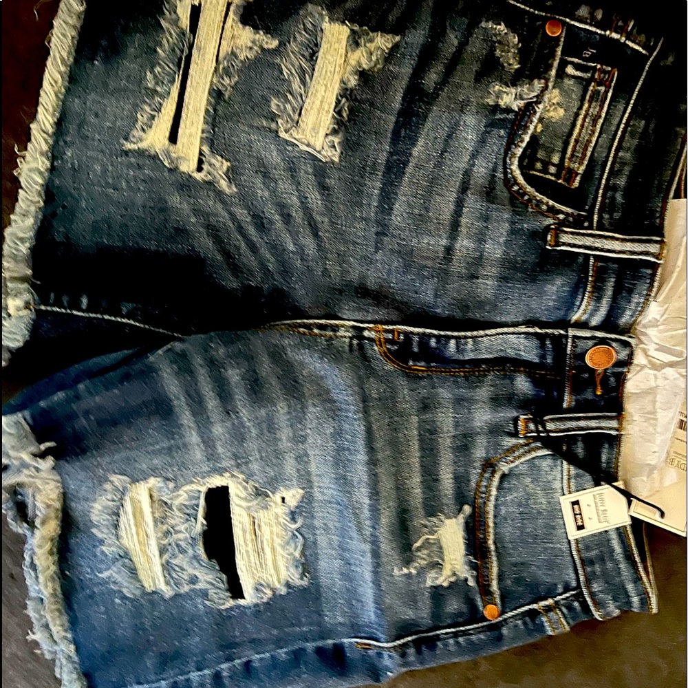 Brand new Judy Blue mid rise size medium. So comfy!
